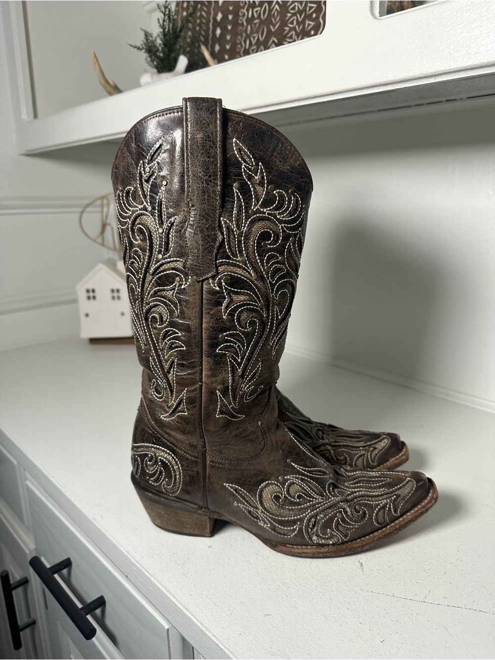 **SOLD**Corral Style Women’s 7.5 Brown Embroidered Cowboy Boots Distressed - Picture 5 of 9